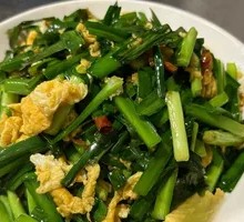 Stir-fried eggs with chives