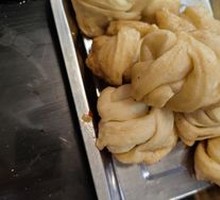Flower-shaped steamed bun