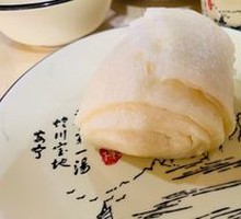 Flower-shaped steamed bun