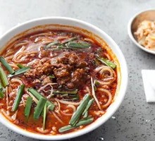 Traditional Braised Pork Small Pot Rice Noodles