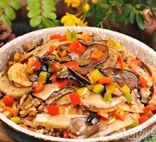 Shiitake and Chanterelle Meat Sauce Rice