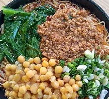 Fried Noodles with Peas Soup