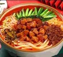 Braised Pork Small Pot Rice Noodles