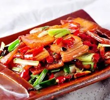 Sauce-Flavored Pork on Clay Tiles