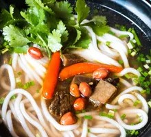 Braised Pork and Rice Noodles in Clay Pot
