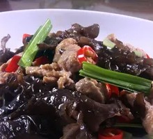 Black Mushroom Stir-Fried with Pork