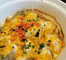 Yellow Pepper Sauce Baked Yellow Croaker in Sand Pot