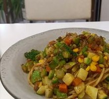 American Black Pepper Tender Beef with Seasonal Vegetables and Pasta