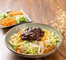 Dry-Mixed Noodles with Minced Pork and Green Beans