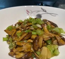 Green Pepper Stir-fried with Chanterelle Mushrooms