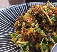Dai Fragrant Herb Salad with Tree Blossoms