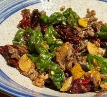Screw Pepper Stir-Fried Highland Yellow Beef