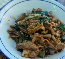 Mother's Stewed Pork with Garlic Shoots