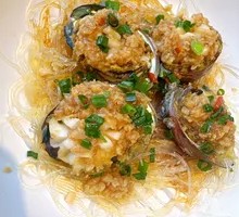 Steamed Abalone with Garlic and Vermicelli