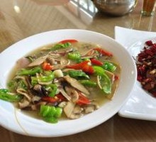 Green Pepper Stir-fried Mixed Mushrooms