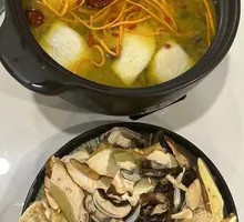 Chicken Hot Pot with Earthy Flavor