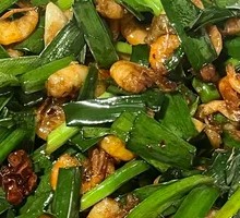 Stir-fried河虾 with leeks