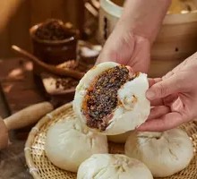 Red Sugar Bun with Flowing Center