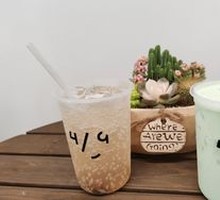 Black Pineapple Preserved Plum Sparkling Water