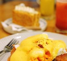 Salmon Benedict Egg