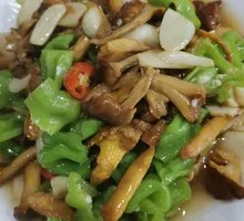 Green Pepper Stir-fried Chicken Oil Mushroom