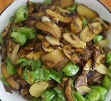 Green Pepper Stir-fried with Chanterelle Mushrooms