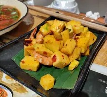 Dai-style Fragrant Mango and Prawn Salad