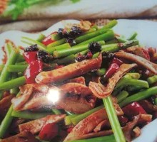 Stir-fried Garlic Shoots with Pork Intestines