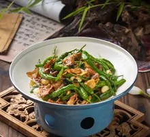 Xiangshu Gang chili stir-fried with pork