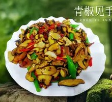 Green Pepper with Hand-Grab Mushroom