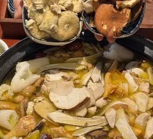 Pig's Trotter and Mushroom Hot Pot