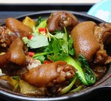 Braised Pig's Feet in Yellow Sauce