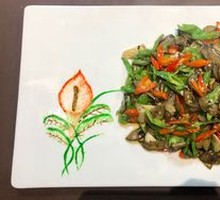 Green Pepper with Hand-Grab Mushroom