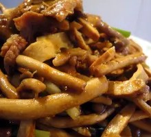 Dry Pot Tea Tree Mushroom with Pork