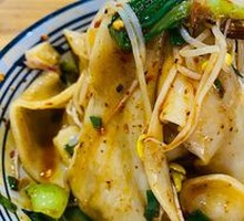 Oil-Poured Spinach Wide Noodles