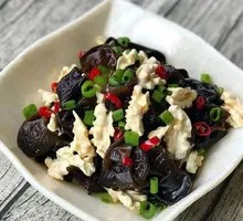 Peach Kernel and Black Mushroom Salad