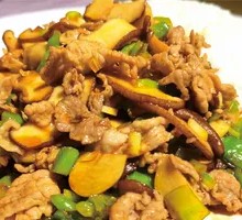 香菇肉片盖浇饭