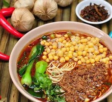 Chongqing-style Broad Bean and Meat Sauce Noodles