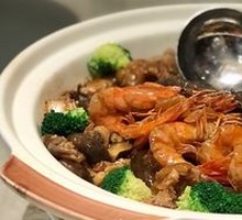 Northeastern Buddha Jumps Over the Wall