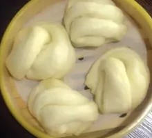 Flower-shaped steamed bun