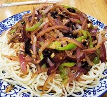 洋葱牛肉拌面