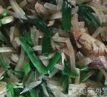 Shredded potato stir-fried with scallions
