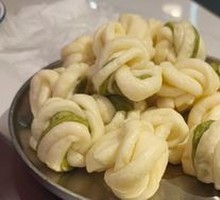 Flower-shaped steamed bun