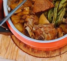 Stewed Pork Ribs with Green Beans and Mashed Potatoes