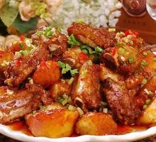 Pressure-cooked pork ribs with potatoes