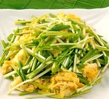 Egg Stir-fried with Garlic Shoots