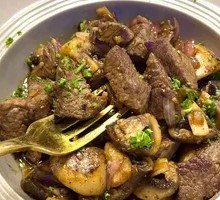 Beef Cubes Stir-fried with Button Mushrooms