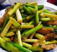 Stir-fried garlic shoots with pork