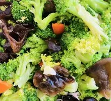 Broccoli and Black Mushroom Salad