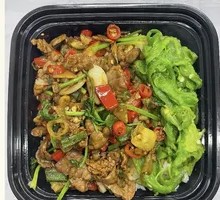 Stir-fried Yellow Beef with Crushed Pepper and Rice